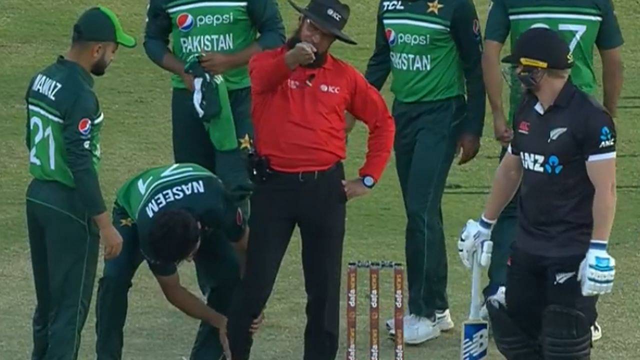 "Right at his ankle": Naseem Shah hilariously massages Aleem Dar's leg after a Mohammad Wasim Jr throw hits him on his ankle during PAK vs NZ 2nd ODI