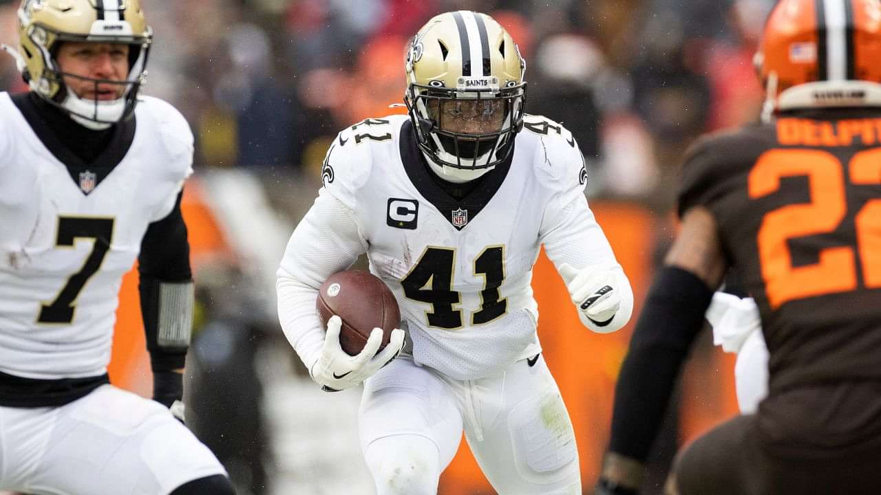 New Orleans Saints running back Alvin Kamara (41) and outside