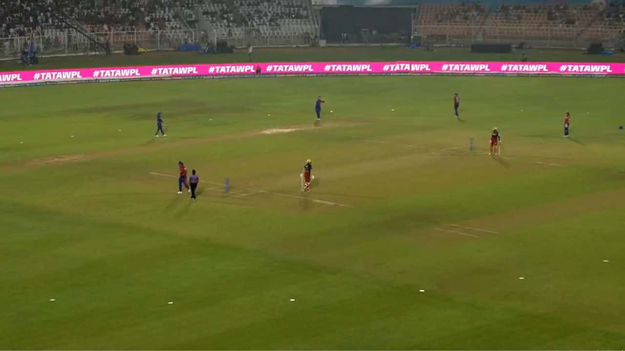 "The Boys ko dikhao" Fan urges cameraman to show him on live