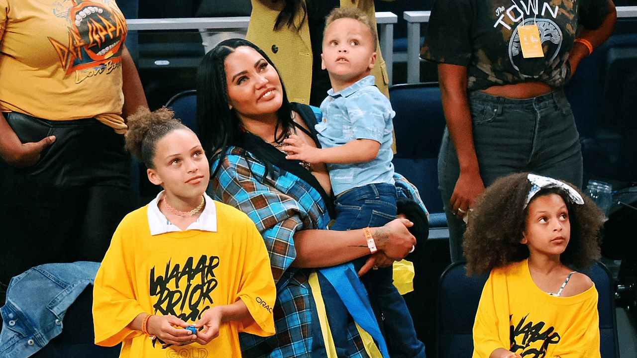 $2.76 Trillion Company Helped Ayesha and Stephen Curry Hold Back on Giving Their Kids Phones: “We Found a Middle Ground”