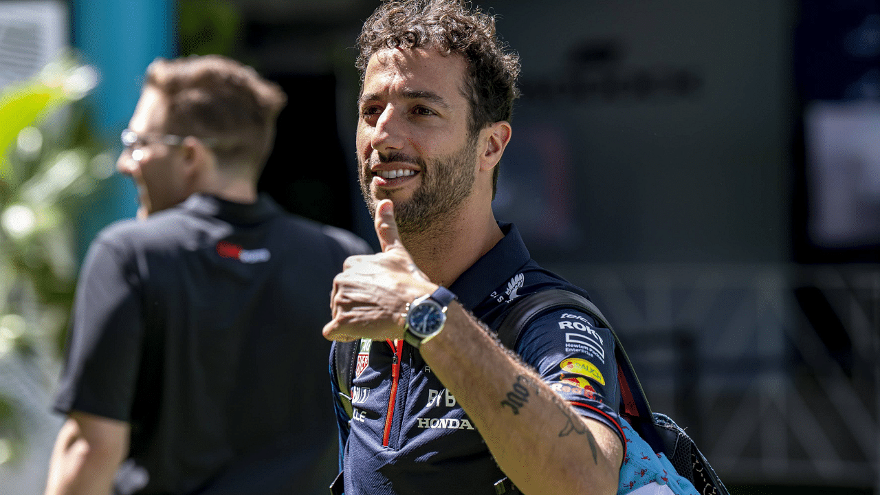 They Almost Committed Suicide': American Sweetheart Daniel Ricciardo Charms  200 Fan Girls By Simply Existing - The SportsRush