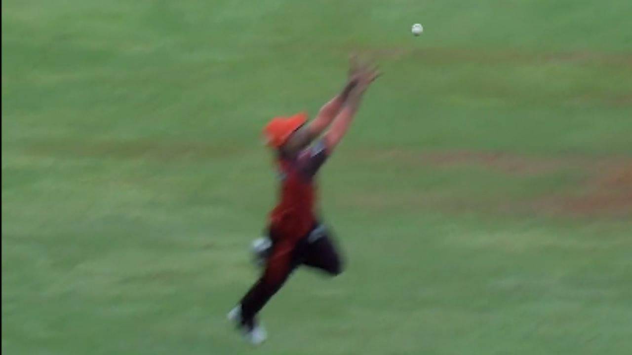 Nitish Kumar Reddy Catch Video: SRH Pacer Grabs Splendid Diving Catch to Dismiss Rohit Sharma at Wankhede Stadium