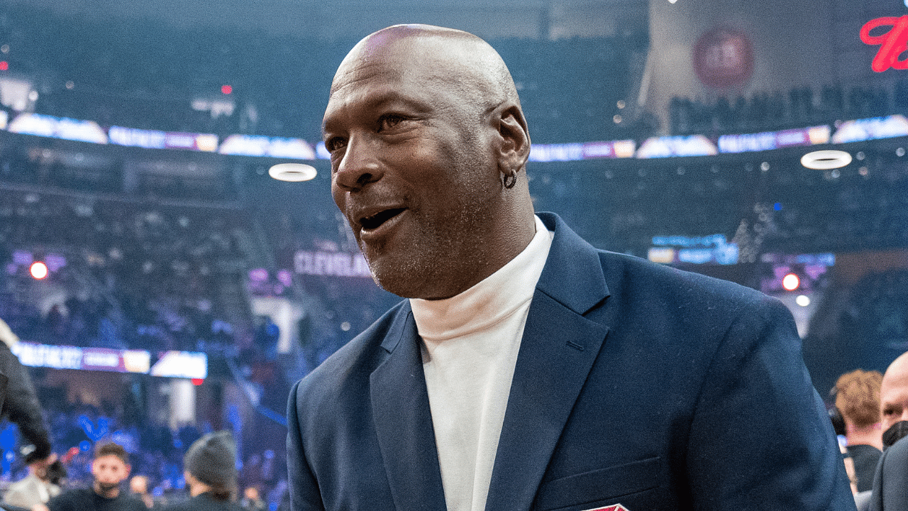 Basking in the $400 Million Success of Space Jam, Michael Jordan Hilariously 'Demanded' $5 From a Kid For his Signature: "Reaching for Some Money"