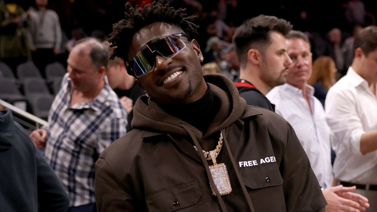 Antonio Brown proves viral image of him and Gisele Bundchen is
