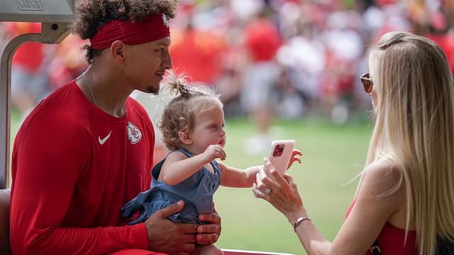 Months After Signing $120,000,000 Dolphins Deal, Tyreek Hill Showered Praise on 'Soccer Dad' Patrick Mahomes for Being a Different Breed; "No Muscle at All"