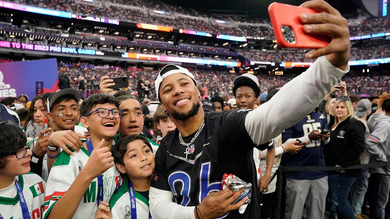 After Securing his First $1,000,000 NFL Paycheck, Darren Waller Dropped the  Moolah on Lavish Family Vacations - The SportsRush