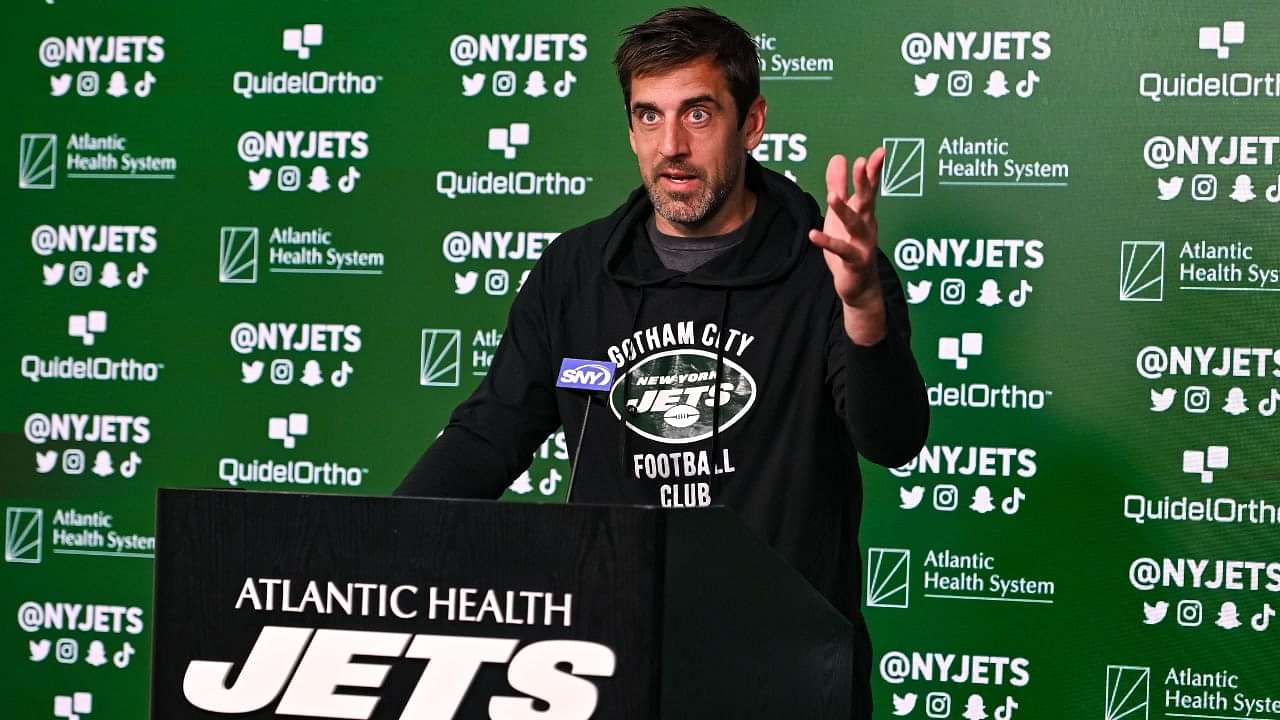 Jets: Aaron Rodgers hilariously signs belly of pregnant woman at golf  tournament