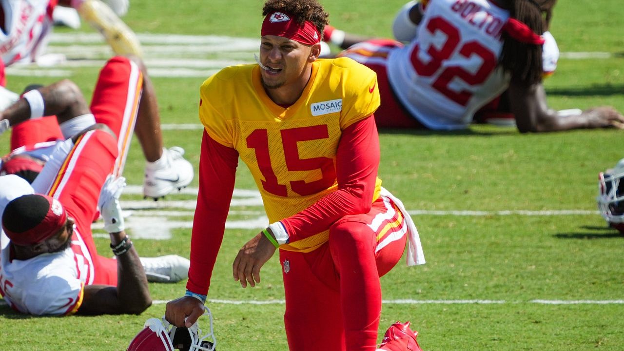 Chiefs' Patrick Mahomes can't jet ski, play basketball under contract