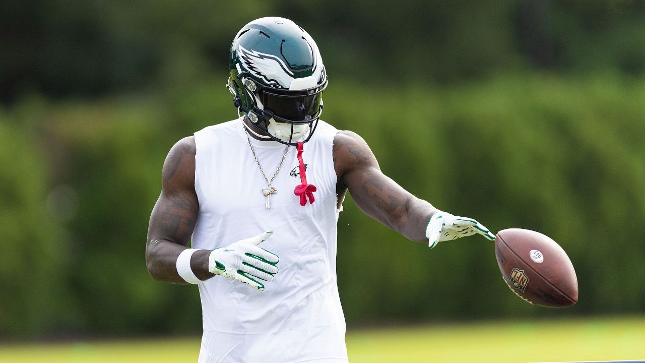 A.J Brown swapping jerseys with his idol Julio Jones : r/Tennesseetitans