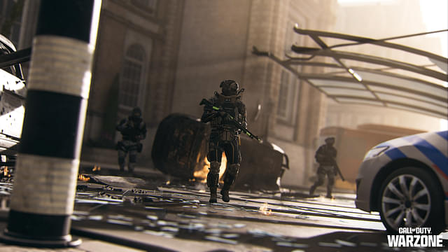 Soldiers with guns in their hands walking in Warzone 2