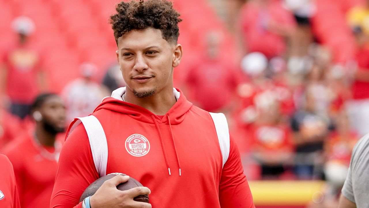 $70,000,000 Worth 'Sneakerhead' Patrick Mahomes Once Boasted About His 180  Pairs of Shoes, Which Also Includes $950 Worth Versace Sneakers - The  SportsRush