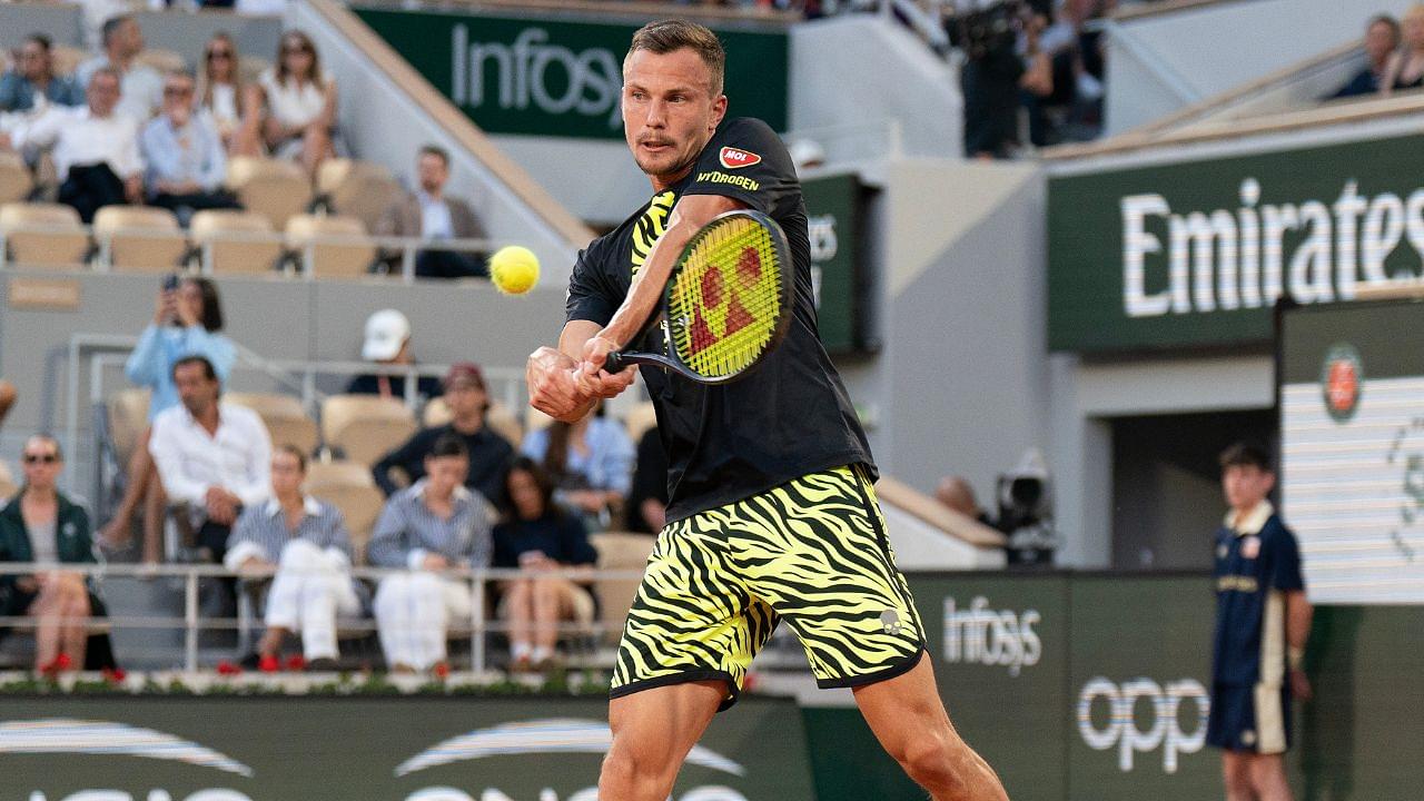 Marton Fucsovics Makes Strange Wardrobe Fiasco Work in His Favor, Wins First Set Against Grigor Dimitrov