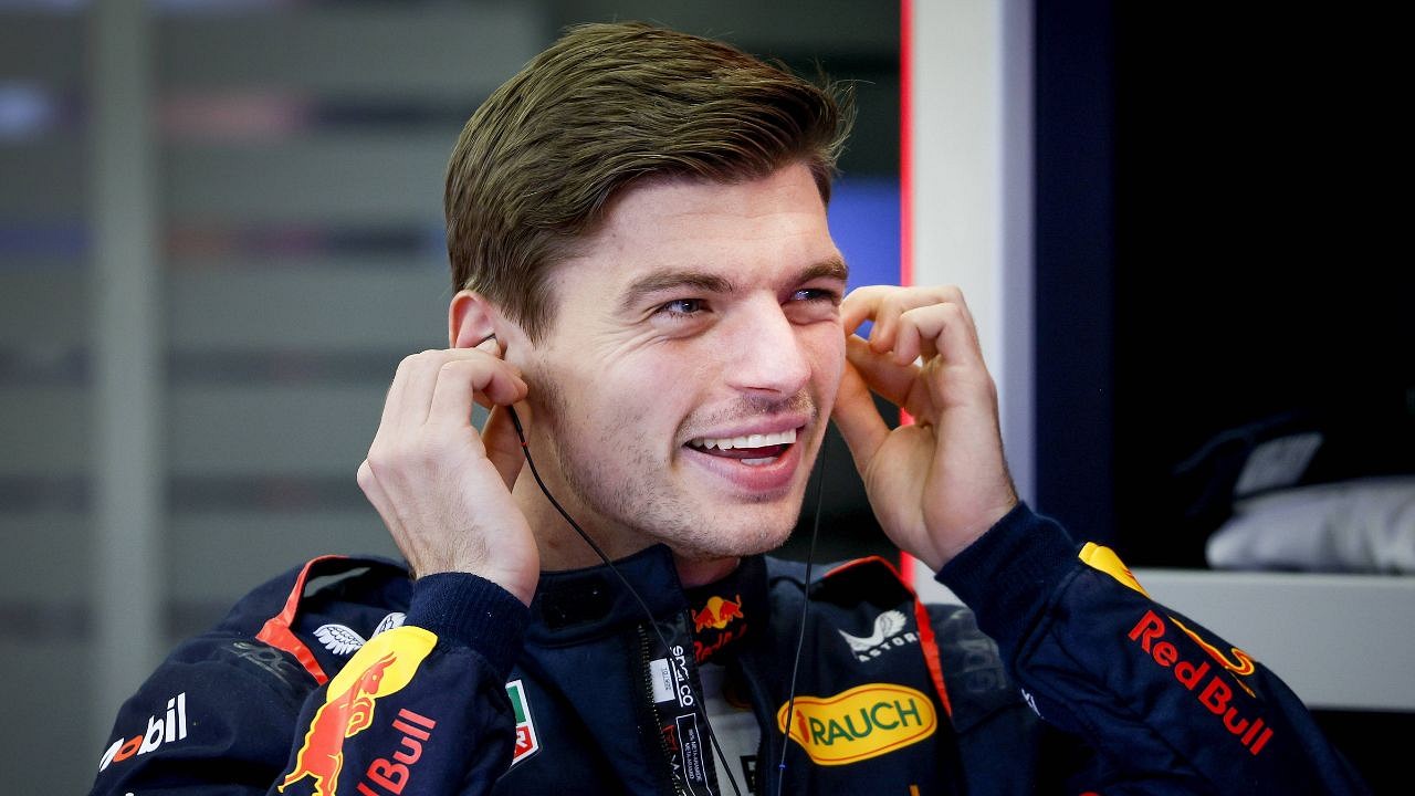 Max Verstappen zingt op het podium een ​​lied dat het Nederlandse volkslied vervangt