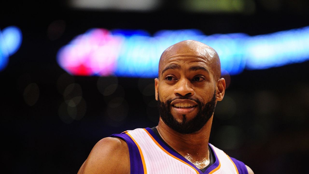 Vince Carter Was Visibly Embarrassed Upon Hearing The Canadian Anthem Be Changed For Him In 2000