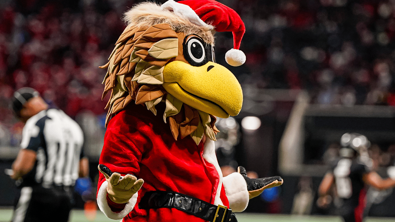 Why Are the Atlanta Falcons Giving Away 100 000 Free Hot Dogs and Chips Why Are the Atlanta Falcons Giving Away 100 000 Free Hot Dogs and Chips