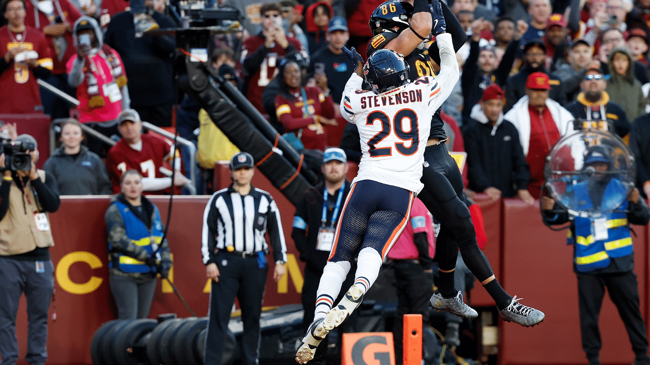 Washington Commanders tight end Zach Ertz (86) attempts to catch a touchdown pass as Chicago Bears cornerback Tyrique Stevenson (29) defends during the second quarter at Northwest Stadium.