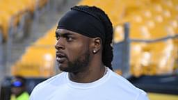 New York Jets wide receiver Davante Adams (17) takes the field for warms up for a game against the Pittsburgh Steelers at Acrisure Stadium.