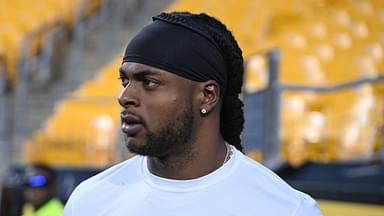 New York Jets wide receiver Davante Adams (17) takes the field for warms up for a game against the Pittsburgh Steelers at Acrisure Stadium.