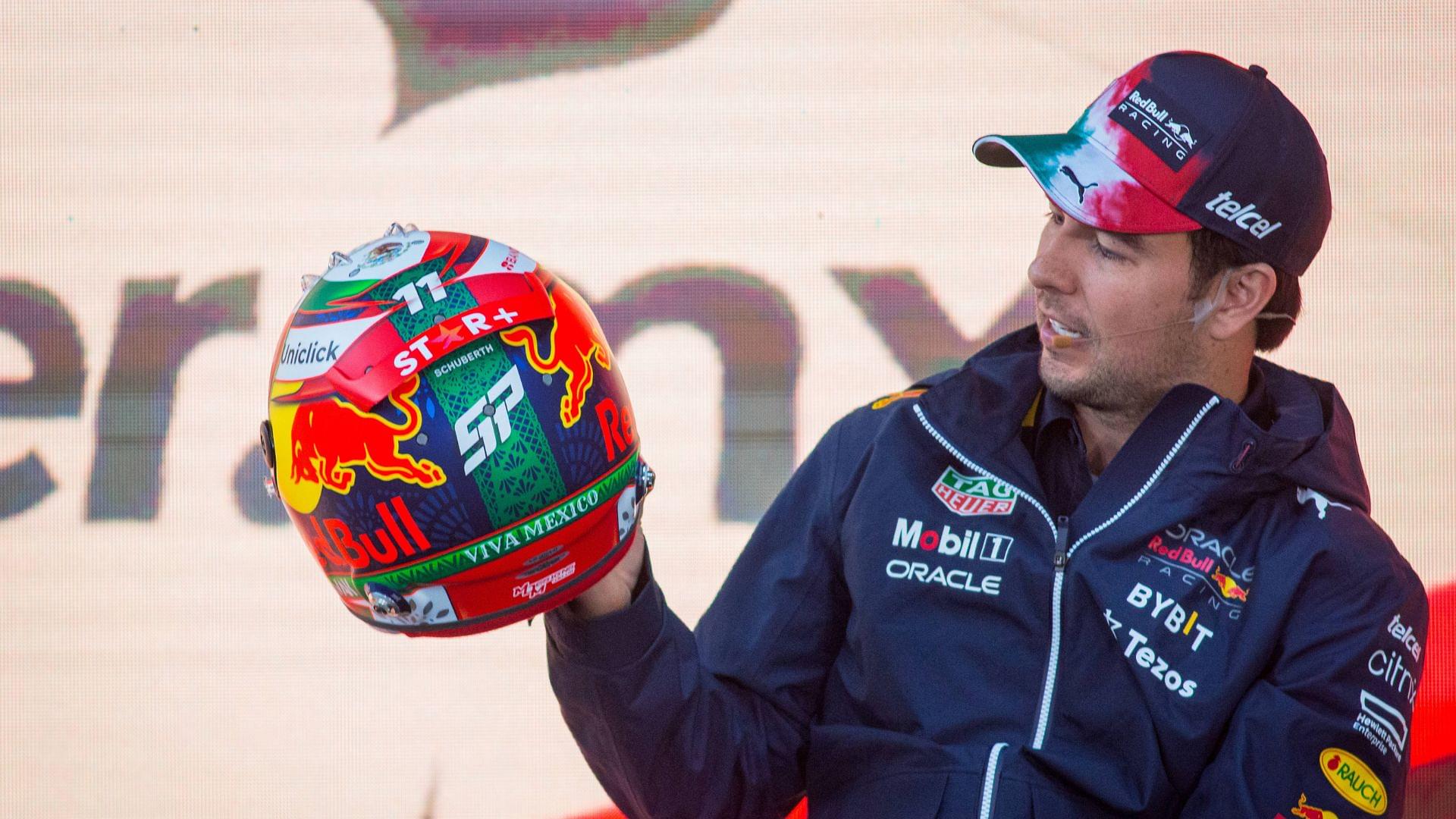 Sergio Perez press conference, PK, Pressekonferenz Mexico GP 2022 Sergio Perez from Mexico and Oracle Red Bull Racing shows his helmet during a press conference ahead of Mexico F1 Grand Prix at Soumaya Museum