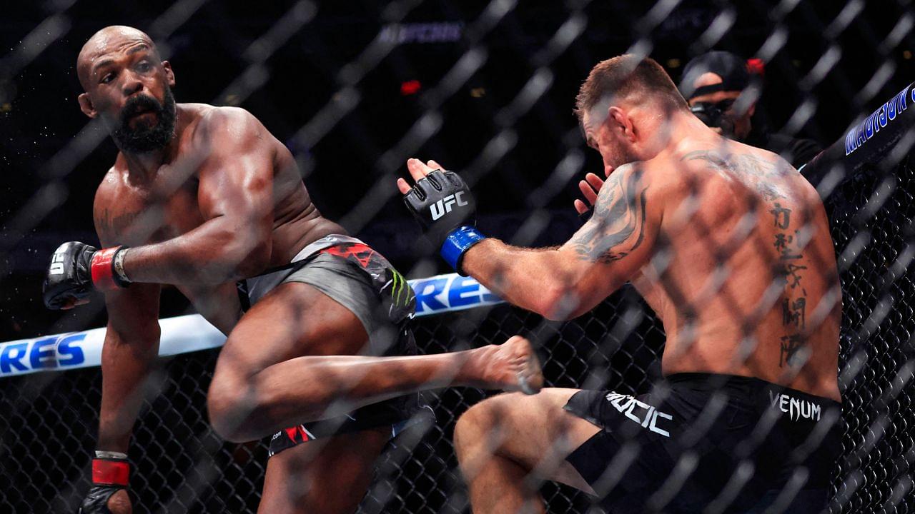 El campeoÂ³n de peso pesado de UFC, Jon Jones (izq.), patea a su rival Stipe Miocic (der.) durante su pelea por el toÂ­tulo de peso pesado de UFC 309 en el Madison Square Garden de Nueva York. - ZUMAla2_ 0779969783st