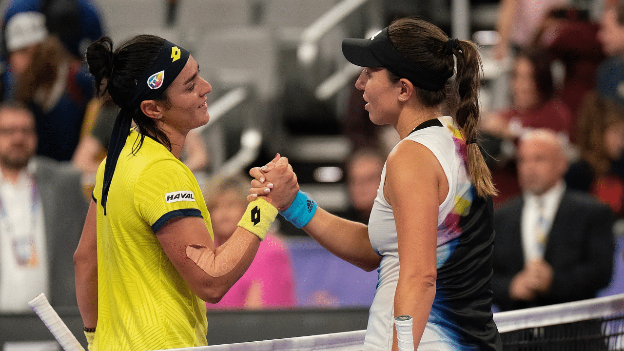 Ons Jabeur (TUN) and Jessica Pegula (USA) at the net after their match