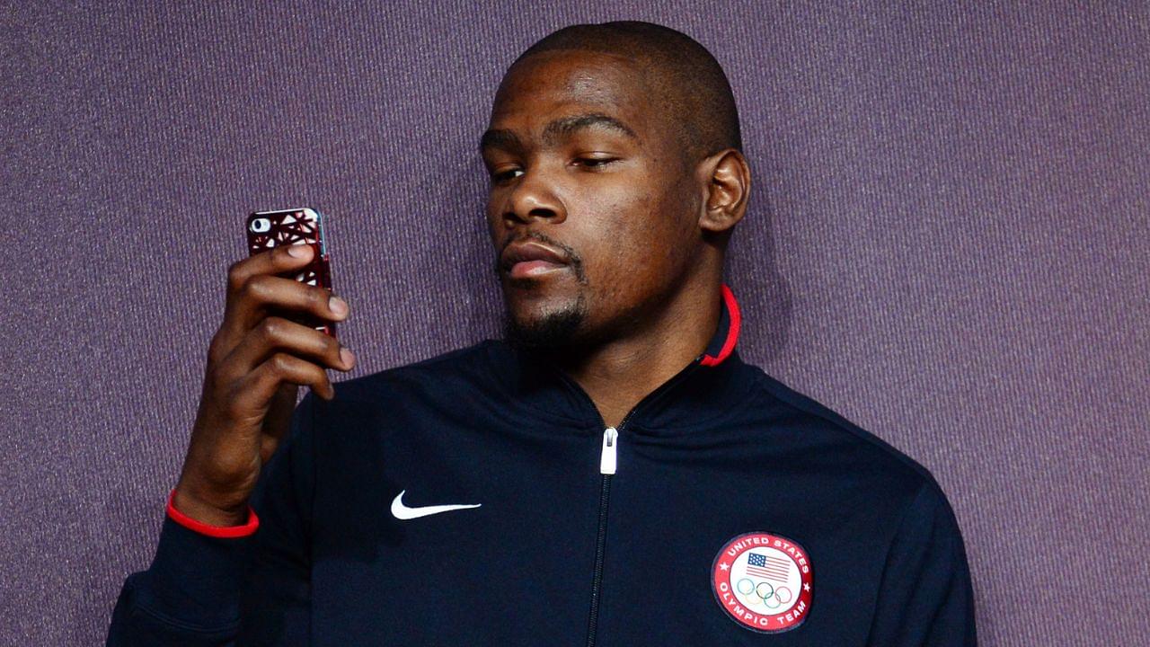 Kevin Durant checking his phone