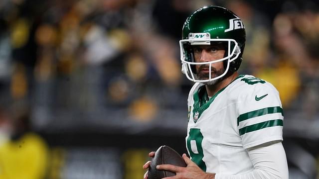 New York Jets quarterback Aaron Rodgers (8) warms up before the game against the Pittsburgh Steelers at Acrisure Stadium.