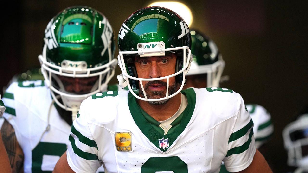 New York Jets quarterback Aaron Rodgers (8) warms up before the game against the Arizona Cardinals at State Farm Stadium.