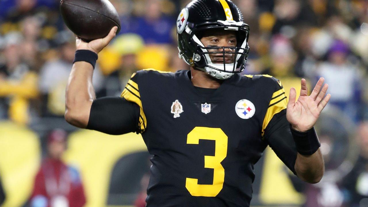 Pittsburgh Steelers quarterback Russell Wilson (3) passes against the New York Giants during the second quarter at Acrisure Stadium.