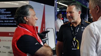 Michael Andretti (USA) Besitzer Andretti Autosport im Gespräch mit Zak Brown (USA) Geschäftsführer McLaren Motorsport, Boxengasse, Rennen 1, FIA Formel E Weltmeisterschaft, Saison 9, London E- Prix, 29.07.2023