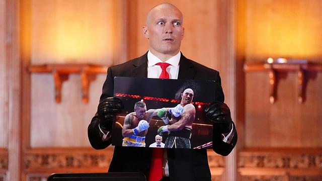 Sport Themen der Woche KW43 Sport Bilder des Tages Tyson Fury v Oleksandr Usyk - press conference, PK, Pressekonferenz - Guildhall - London Oleksandr Usyk holds a signed photo of his previous fight against Tyson Fury during a press conference at the Guildhall, London. Picture date: Wednesday October 23, 2024. Use subject to restrictions. Editorial use only, no commercial use without prior consent from rights holder. PUBLICATIONxNOTxINxUKxIRL Copyright: xZacxGoodwinx 77930877