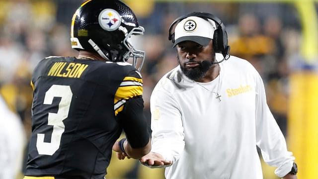 Pittsburgh Steelers head coach Mike Tomlin (right) congratulates quarterback Russell Wilson (3) on his touchdown pass against the New York Jets during the second quarter at Acrisure Stadium.