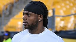 New York Jets wide receiver Davante Adams (17) takes the field for warms up for a game against the Pittsburgh Steelers at Acrisure Stadium.