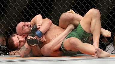 Islam Makhachev (red gloves) fights Alexander Volkanovski (blue gloves) during UFC 284 at RAC Arena.