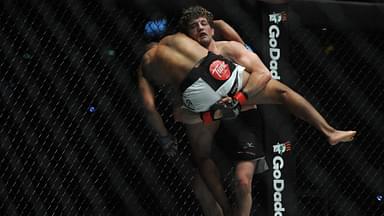 Ben Askren (Back) of the United States fights against Malaysia s Agilan Thani during the ONE Men s Welterweight Championship at Singapore Indoor Stadium in Singapore, on May 26, 2017. Ben Askren won the match. ) (SP)SINGAPORE-MIXED MARTIAL ART-ONE CHAMPIONSHIP ThenxChihxWey PUBLICATIONxNOTxINxCHN