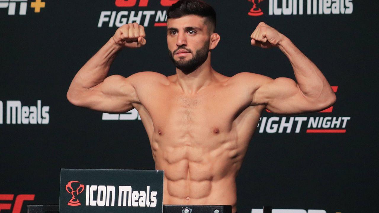 Arman Tsarukyan poses on the scale during the UFC Vegas 57: Weigh-in at UFC Apex on June 24, 2022, in Las Vegas, Nevada, United States. - ZUMAp175 20220624_zsa_p175_004 Copyright: xDiegoxRibasx