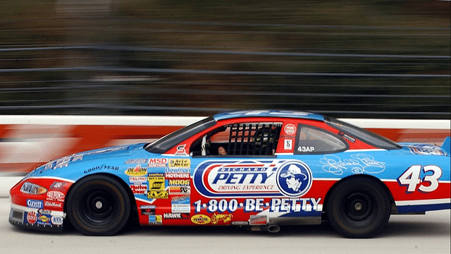 KRT SPORTS STORY SLUGGED: AUTO-PETTYDRIVE KRT PHOTOGRAPH BY GARY W. GREEN ORLANDO SENTINEL (MIAMI OUT) (February 3) Dave Williams, operations manager for the Richard Petty Driving Experience at Walt Disney World, drives a car around the track in Lake Buena Vista, Florida, on Thursday, December 23, 2004. (mvw) 2005 LAKE BUENA VISTA FL USA EDITORIAL USE ONLY Copyright: xx 1014277 GARYxW.xGREENx krtphotoslive161295