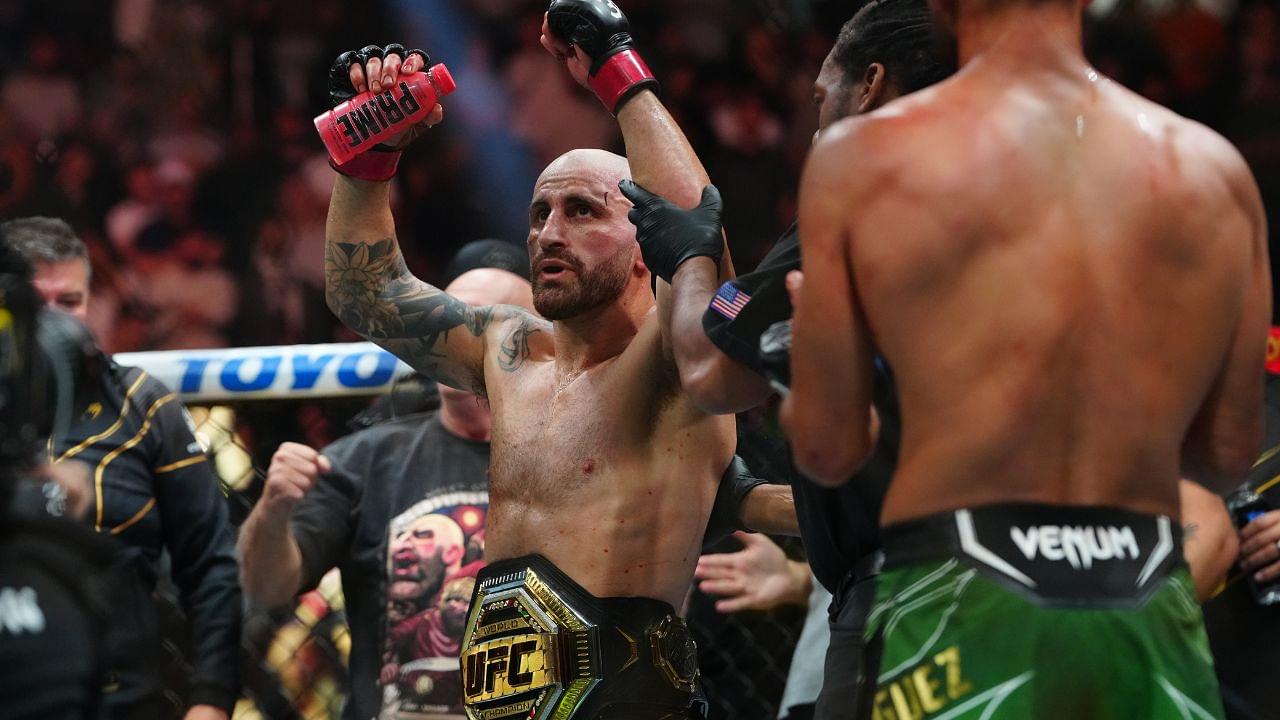 Alexander Volkanovski (red gloves) reacts after defeating Yair Rodriguez (blue gloves) during UFC 290 at T-Mobile Arena