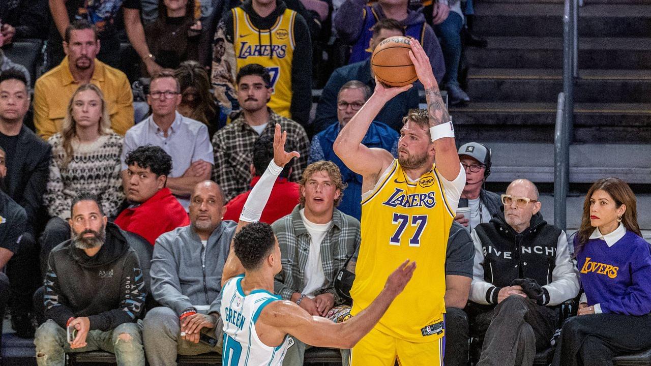 NBA, Basketball Herren, USA basketball game Hornets VS Lakers Los Angeles Lakers Luka Doncic 77 shoots against Charlotte Hornets Josh Green 10 during an NBA basketball game at Crypto.com Arena.