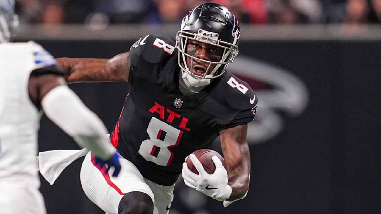 Nov 3, 2024; Atlanta, Georgia, USA; Atlanta Falcons tight end Kyle Pitts (8) runs after a catch against the Dallas Cowboys during the second half at Mercedes-Benz Stadium.