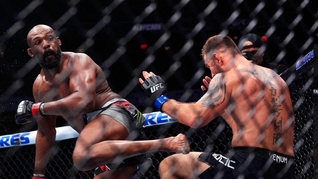 El campeoÂ³n de peso pesado de UFC, Jon Jones (izq.), patea a su rival Stipe Miocic (der.) durante su pelea por el toÂ­tulo de peso pesado de UFC 309 en el Madison Square Garden de Nueva York.