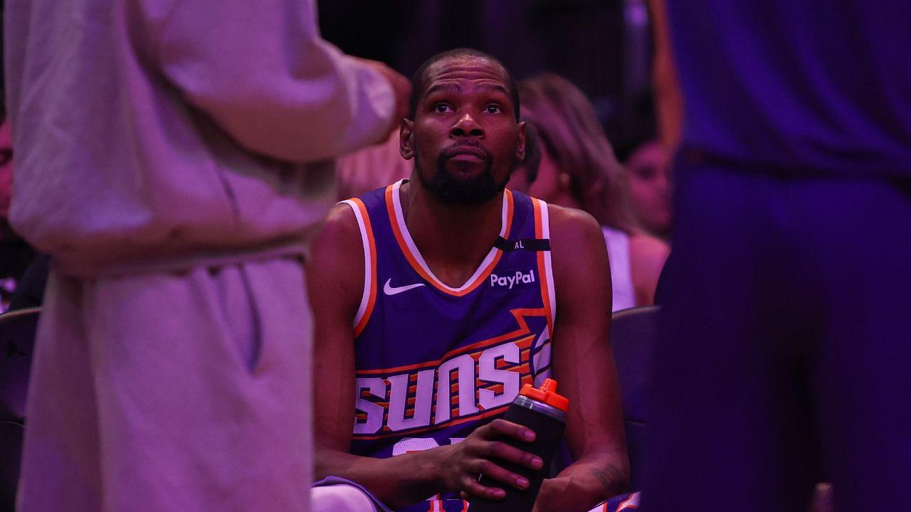 Phoenix Suns forward Kevin Durant (35) in a huddle during a timeout against the New Orleans Pelicans in the fourth quarter at Footprint Center