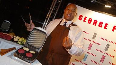 George Foreman (USA) bei der Markeneinführung seines Labels - hier präsentiert er seine Large Lean Mean Grilling Machine, zur fettarmen Zubereitung von Fleisch Boxen Herren Werbeveranstaltung 2002, Public Relations,