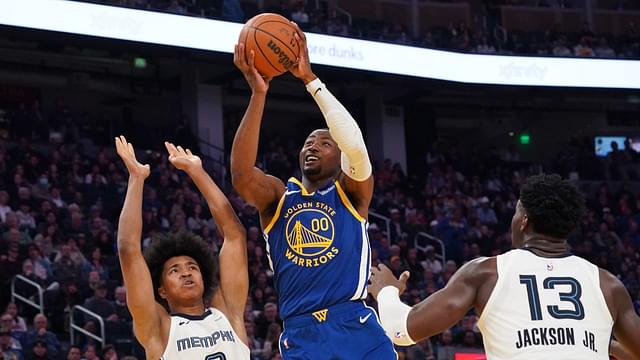 Golden State Warriors forward Jonathan Kuminga (00) shoots a jumpshot against Memphis Grizzlies forward Jaylen Wells (0) and forward/center Jaren Jackson Jr. (13) in the second quarter at Chase Center.