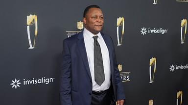 Barry Sanders on the red carpet before Super Bowl LIX NFL Honors at Saenger Theatre.