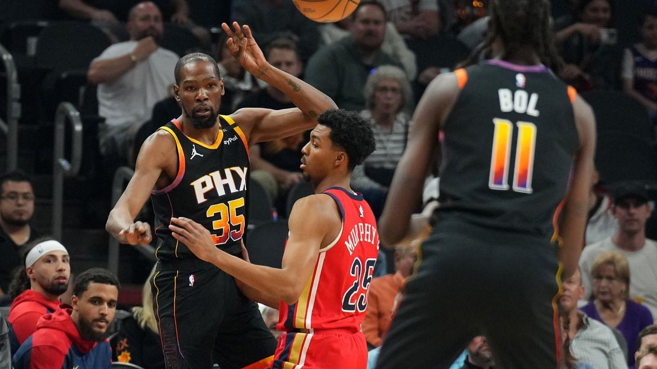 Phoenix Suns forward Kevin Durant (35) passes the ball by New Orleans Pelicans guard Trey Murphy III (25) to Phoenix Suns center Bol Bol (11) during the first half at Footprint Center.