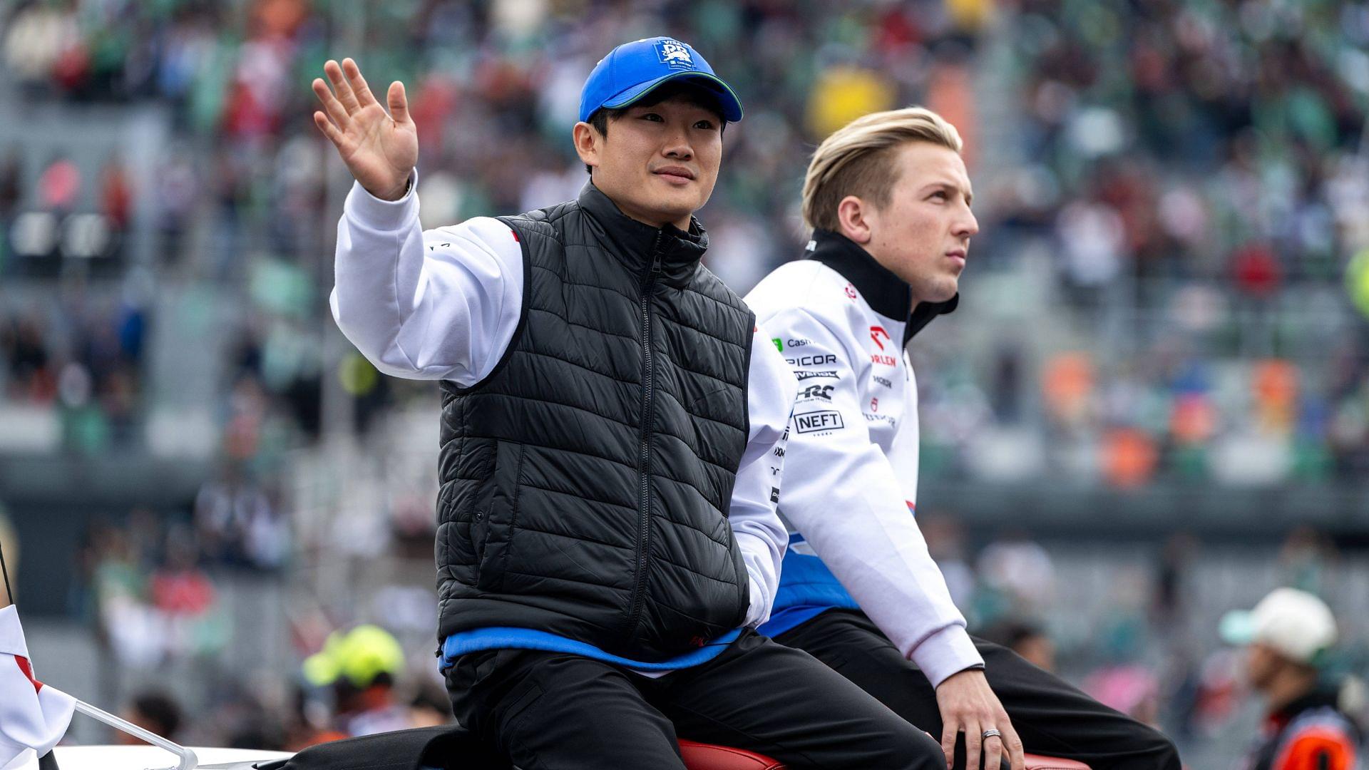 Yuki Tsunoda (Visa Cash App RB Formula One Team Racing Bulls, Japan, 22), Liam Lawson (Visa Cash App RB Formula One Team Racing Bulls, Neuseeland, 30) bei der Fahrerparade im Estadio GNP Seguros Foro Sol, MEX, Formel 1 Weltmeisterschaft, Grand Prix von Mexiko City