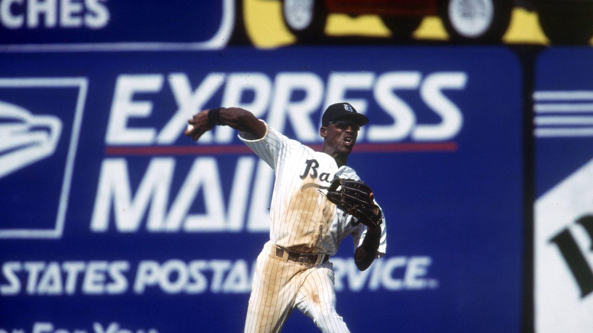 Michael Jordan (Birmingham Barons) wirft den Ball - (Icon5010296) Baseball Herren MiLB 1994, Minor League, Birmingham Barons, MLB, Major, Chicago White Sox