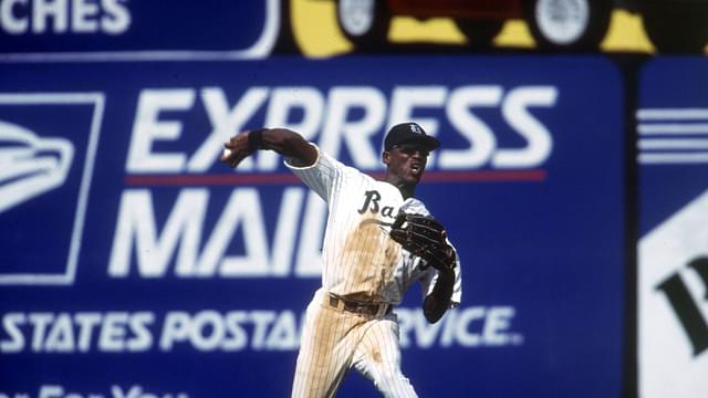 Michael Jordan (Birmingham Barons) wirft den Ball - (Icon5010296) Baseball Herren MiLB 1994, Minor League, Birmingham Barons, MLB, Major, Chicago White Sox