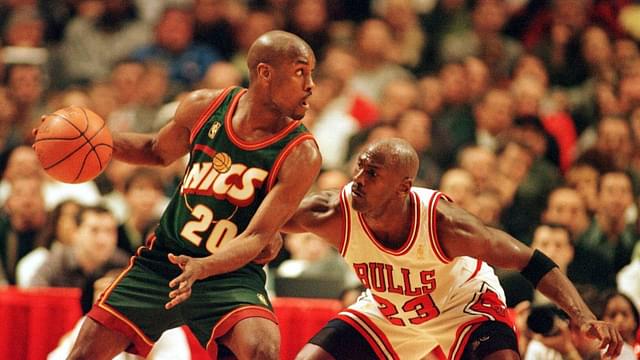 Bulls-Guard Michael Jordan attackiert den ballführenden Gary Payton Basketball Herren NBA, Saison 1996 97: Chicago Bulls - Seattle Supersonics Gruppe United Center Chicago Dynamik, Kampf